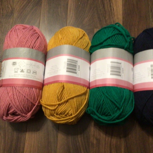 4 Balls yarn 200 grams each. - Picture 2 of 2